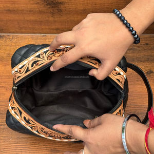 Organisateur de voyage en cuir repoussé à la main personnalisé pour femmes trousse de maquillage à motif matelassé avec fermeture à glissière - Product Image 6