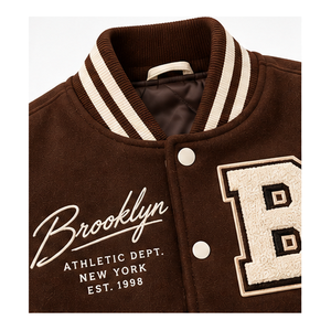 Chaqueta Varsity Marrón Chocolate Personalizada al por Mayor OEM, Chaqueta Bomber Universitaria de Béisbol con Logotipo Bordado en Chenille, Ropa Urbana - Product Image 4