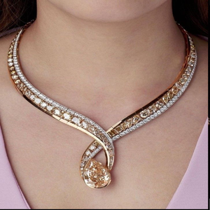 Exquisito collar floral de zafiro rosa y diamantes, disponible a precios de mayorista. Una pieza destacada para bodas y eventos de gala. - Product Image 4