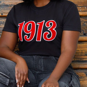 Camiseta Negra 1913 DST con Bordado Chenille y Botones, Ecológica, de Algodón Premium, para Hermandades Griegas, Estilo Casual Delta Pride - Product Image 3