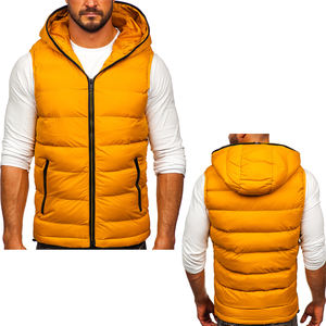 Gilet matelassé noir à capuche pour homme, collection hiver 2026, avec fermeture éclair, poches décoratives et imprimé, idéal pour le travail - Product Image 1