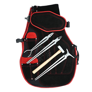 Paquete de herramientas de herrador rojo y negro con delantal de herrero, tenazas de forja de punta redonda, expansor de herraduras largo, tenazas para fuego y martillo de herrador - Product Image 1