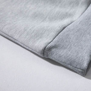 เสื้อสเวตเชิ้ตแร็กแลนพรีเมียมสำหรับผู้ชาย |   เสื้อสวมหัวแขนยาวสีดำออบซิเดียนและสีเทาเฮเทอร์แบบตัดกัน |   เสื้อคอกลมสำหรับฝึกซ้อมยิมในเมือง Urban Athletic - Product Image 3