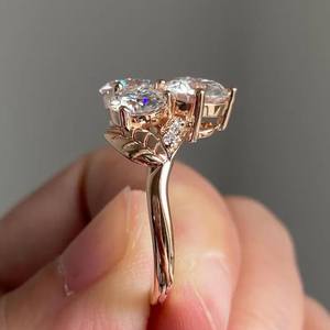 Anillo de Moissanita de 2.50CT con Corte Redondo, Tres Piedras, Banda de Filigrana con Diseño de Hoja, Plata 925 Original con Baño de Oro, Joyería Fina de Estilo Vintage - Product Image 6