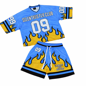 Conjunto de camiseta y pantalones cortos deportivos personalizados con estampado de llamas naranjas y moradas, conjunto atlético con número impreso, conjunto de camiseta y pantalones cortos a juego de poliéster para hombre - Product Image 3