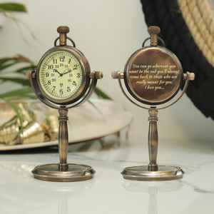 Reloj de Escritorio Vintage de Latón con Frase de Amor Grabada, Base Giratoria Hecha a Mano, Reloj Analógico Marino Retro para Decoración del Hogar u Oficina - Product Image 2