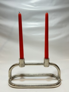 Porte-bougie moderne en aluminium moulé, design asymétrique, support de bougie en métal texturé, pièce maîtresse de designer pour un intérieur de luxe - Product Image 1