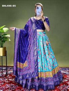 Magnifique Lehenga en soie Dola de qualité supérieure, entièrement imprimé, aux couleurs claires et foncées, avec chemisier et dupatta, à prix de gros. - Product Image 4