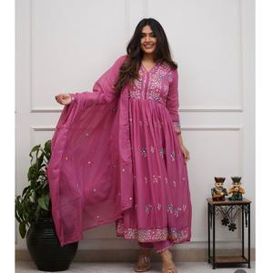 Conjunto de Kurti de Algodón de Excelente Calidad para Mujer con Pantalón y Dupatta a Juego para Uso Diario y Festivo Disponible para la Venta - Product Image 1