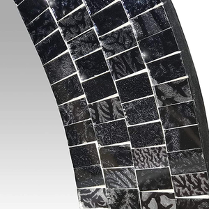Espejo Ovalado de Mosaico Negro y Plateado Hecho a Mano con Marco de Azulejos de Vidrio Texturizado, Espejo Decorativo Elegante para un Toque Moderno - Product Image 3