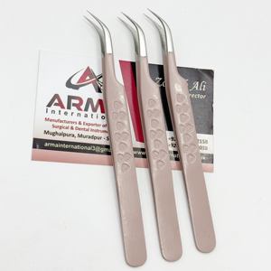 Pinzas de Extensión de Pestañas de Acero Inoxidable Curvadas con Recubrimiento Rosa, Ecológicas, con Logotipo Personalizado, Mango con Estampado de Corazón Sostenible, Precisión - Product Image 1