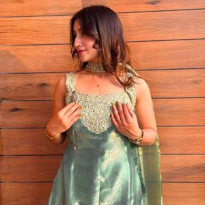 Ensemble de costume Sharara Palazzo en soie lourde de créateur avec broderie de sequins de 5 mm, une tenue ethnique époustouflante. - Product Image 5