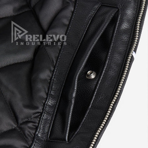 Chaqueta Bomber de Cuero Negra Extra Grande para Hombre con Cuello Alto y Logotipo Frontal - Invierno - Product Image 4