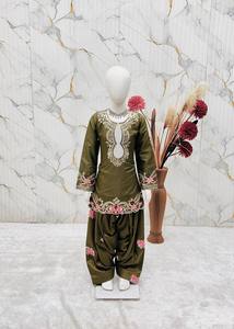 ชุดเดรสเด็กผู้หญิงสีเขียวปักลายผ้าเครปธรรมชาติแบบดั้งเดิมทรงปกติความยาวระดับเข่าสำหรับงานปาร์ตี้งานแต่งงานสไตล์อินเดีย - Product Image 3