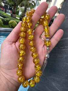 Tasbih de resina con copos dorados y cuentas brillantes, hecho a mano para un conteo de oraciones suave, que añade elegancia al zikr diario. - Product Image 5