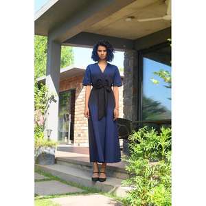 Kaftan long uni pour femme avec ceinture à nouer à la taille naturelle, col en V, manches évasées, élégant, décontracté, pour le bureau - Product Image 1