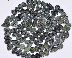 Paire de cabochons en jaspe Kambaba naturel, lisses et polis, assortis, pierres précieuses vertes et noires à motif orbiculaire, pour la fabrication de bijoux - Product Image 4