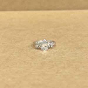 แหวนเพชรทรงลูกแพร์ทองคำขาว 18KT คลาสสิก เพชรเลี้ยงในห้องปฏิบัติการ LGD 1.50 กะรัต ดีไซน์เครื่องประดับหมั้นสมัยใหม่ - Product Image 1