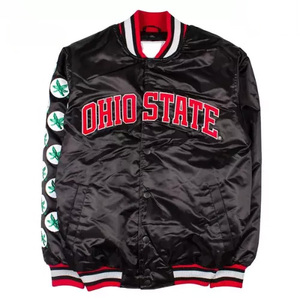 Chaqueta Varsity Negra Personalizada de Satén para Hombre, Chaqueta Bomber con Ribete Rojo en Contraste, Chaqueta Deportiva de Béisbol al por Mayor - Product Image 1