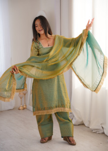 Ensemble tunique et salwar en soie Fendy classique, orné de détails en diamant, avec dupatta en dentelle élégante, ensemble de mode féminine de style traditionnel. - Product Image 2