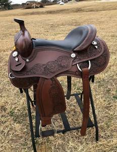 Selle de cheval Western pour la course de barils avec conchos étoilés |   Arbre en cuir et bois |   Équipement d'équitation de cowboy |   Selle de qualité supérieure, robuste et durable - Product Image 5