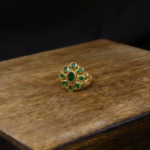 แหวนเพชรพลอยมรกตเจียระไนทรงเหลี่ยมแบบคลาสสิกสไตล์ทิเบตประดับทอง 14K รุ่น Gemvanity R986 สำหรับงานหมั้นและวันครบรอบ - Product Image 6