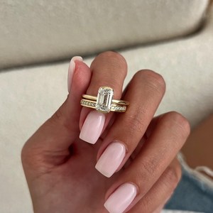 Ensemble de mariage et de fiançailles en diamant taille émeraude de 2 carats, serti à griffes épaisses, ajustement parfait, avec bague solitaire, certifié IGI - Product Image 6
