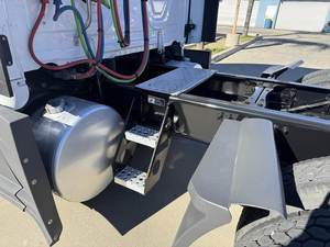 Tracteur routier diesel poids lourd 6x4 avec cabine couchette pour le transport sur autoroute et longue distance - Product Image 6