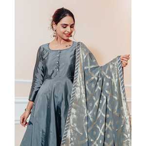 Ensemble de costume en satin gris sauge, taille XS, haut à manches trois-quarts - Product Image 1