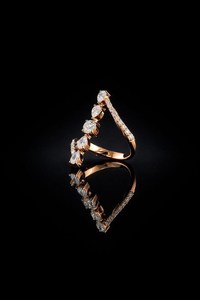 Anillo de Oro de 14 Quilates con Engaste de Diamantes en Forma de Pera y Redondos en Espiral Infinita, Chapado en Oro de 14K - Product Image 2