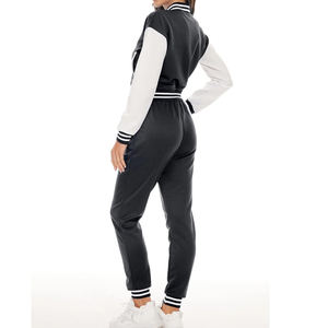 Ensemble de survêtement court sur mesure pour femme, idéal pour les entraînements, le yoga et les tenues décontractées, sweat à capuche court et pantalon confortables pour femme, ensemble 2 pièces - Product Image 2