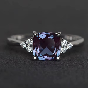 แหวนพลอยอเล็กซานไดรต์ทรงคุชชั่นคัท แหวนเงินสเตอร์ลิง เปลี่ยนสีได้ แหวนแต่งงาน แหวนประจำเดือนเกิด - Product Image 1