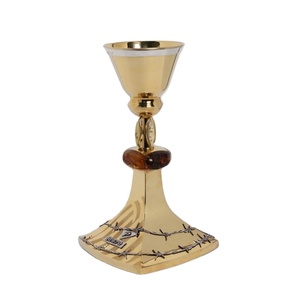 Calice élégant en laiton, couleur laiton, également personnalisable avec un design gravé. Le calice est fait main en laiton de haute qualité pour l'église. - Product Image 1