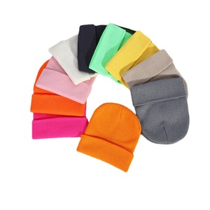 Bonnet tricoté unisexe à rayures personnalisé de haute qualité avec personnage de dessin animé, broderie 3D, chaud et tendance pour l'hiver, les voyages et la plage - Product Image 1