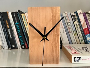 Horloge de bureau traditionnelle en bois, forme circulaire, mouvement silencieux à mouvement continu, finition naturelle, pièce d'accentuation pour la décoration de bureau et de maison, sonnerie horaire - Product Image 2