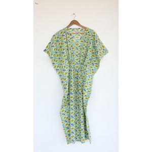 Robe longue kaftan pour femme, imprimé floral jaune fait main, col en V, vert menthe, coupe ample, en coton, style bohème, pour l'été - Product Image 1