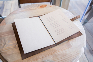 Porte-menu en cuir pliable de luxe, durable, pour restaurant, café, hôtel, avec logo personnalisé, design rechargeable, LMC-0062 - Product Image 3