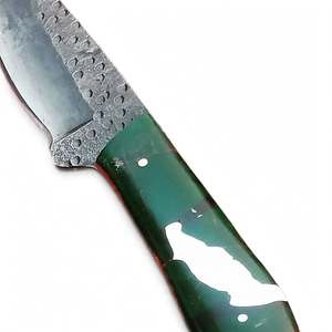 Cuchillo utilitario de hoja curva forjado a mano en acero de alto carbono con mango verde, incrustaciones blancas y acabado martillado - Product Image 5