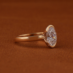 Bague de fiançailles de luxe en or massif 14 carats avec diamant de laboratoire taille ovale, sertie clos, solitaire, certifiée IGI - Product Image 3