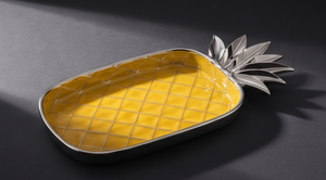 Plateau de service décoratif en métal émaillé jaune en forme d'ananas de luxe avec poignée en feuille de couronne argentée, idéal pour les collations et comme plateau de rangement. - Product Image 4