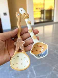 UO Mignonne cuillère à soupe et à riz en céramique à long manche, motif dessin animé, colorée sous glaçure, par Universal Overseas - Product Image 3