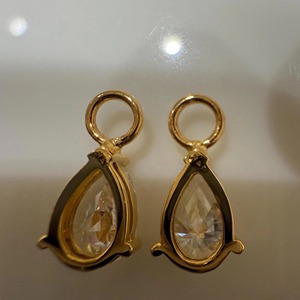 ต่างหูทองคำแท้ 14K รูปทรงหยดน้ำ ประดับเพชรแล็บโกรว์ IGI Certified น้ำหนัก 2 กะรัต ตัวเรือนแบบหนามเตย ดีไซน์เรียบหรู เหมาะสำหรับงานปาร์ตี้ หรือเป็นของขวัญสุดหรู - Product Image 4