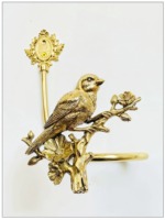 Attache-rideau doré luxueux à motif floral et d'oiseaux, parfait pour les fenêtres de la salle à manger, crée une ambiance sophistiquée.