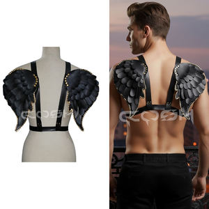 Harnais de poitrine ajustable en similicuir noir avec ailes d'ange et clous dorés - Product Image 3