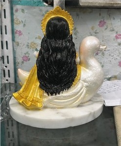Figurine en résine Saraswati Ji de Sulfax Trading avec base Cygne Veena, décoration religieuse traditionnelle faite à la main pour présentation sur table, Diwali - Product Image 3