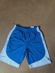 Shorts de sport pour homme, bleu et blanc, à blocs de couleur, taille élastique, respirants, en polyester, avec bande latérale - Product Image 3