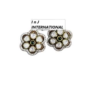 Pendientes de tachuelas de moissanita chapados en oro a la moda, joyería de moda para ocasiones de fiesta hecha de latón - Product Image 1