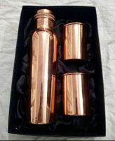 Ensemble cadeau de bouteille d'eau en cuivre uni avec deux gobelets, vaisselle ayurvédique faite à la main pour une utilisation haut de gamme
