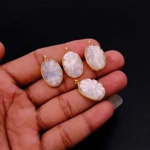 Colgantes Ovalados de Latón Chapado en Oro con Tallado de Flor de Piedra Lunar Arcoíris, Elegantes y Hechos a Mano, para la Creación de Joyería de Moda - Product Image 2