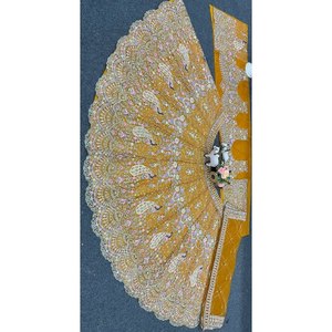 Magnifique Lehenga Choli de mariage avec des motifs complexes et des broderies en sequins - Product Image 1